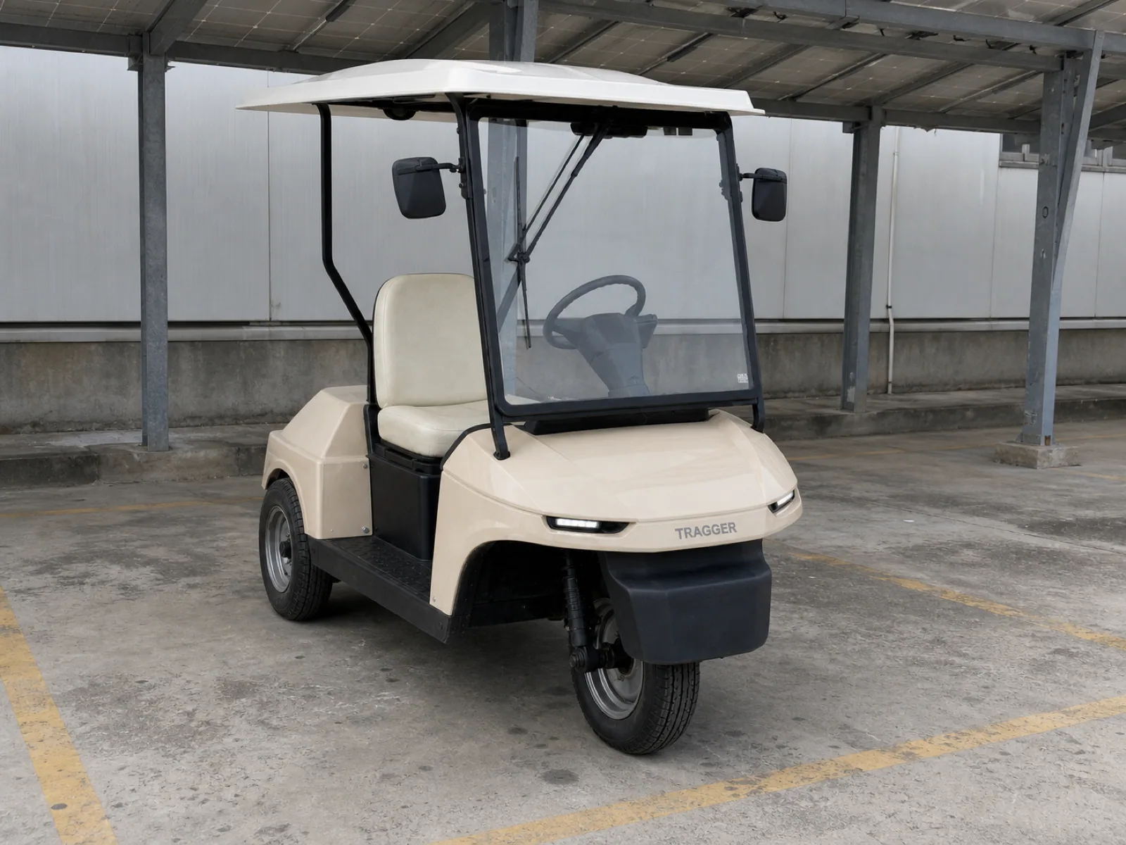 TRAGGER T-Car 1 güneş enerjili otoparkta şarjda