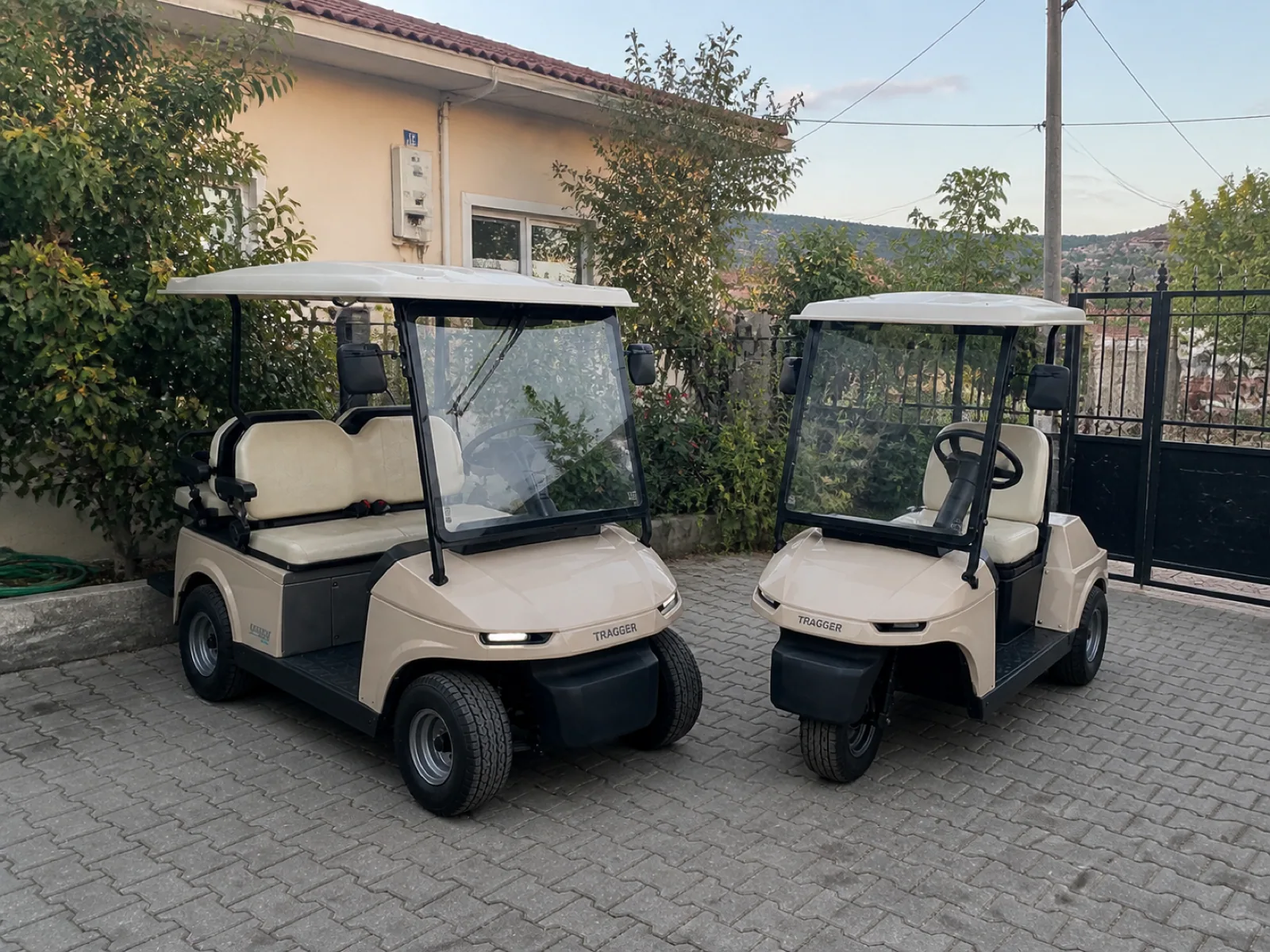 TRAGGER elektrikli araçlar mahallede ev önünde